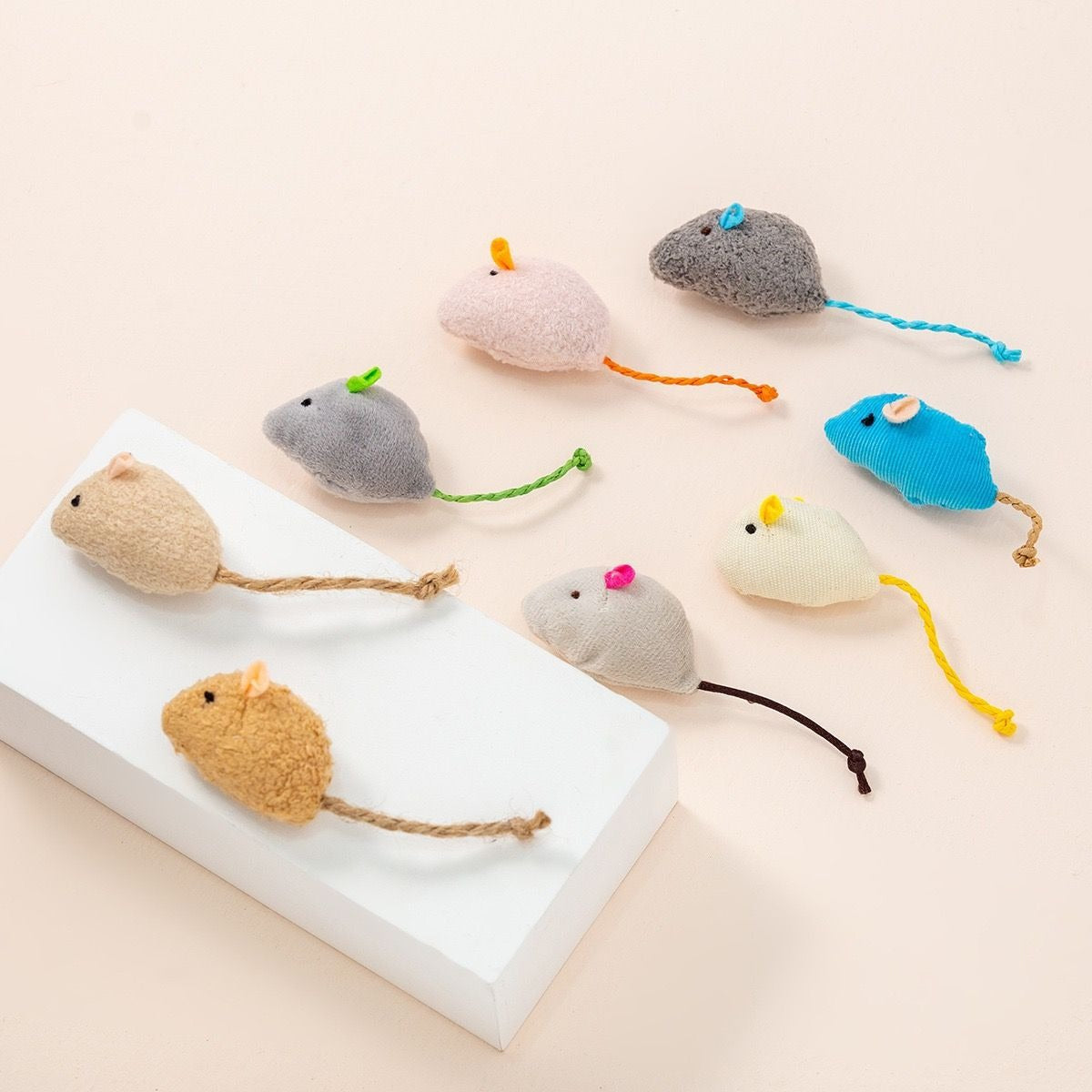 Cat toys, simulated plush mice, relieve boredom, interact with each other, and provide pet products