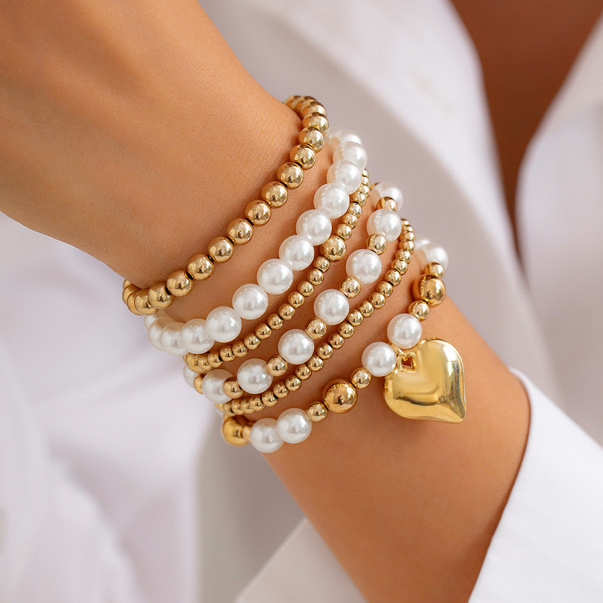 Minimally designed pearl bead bracelet