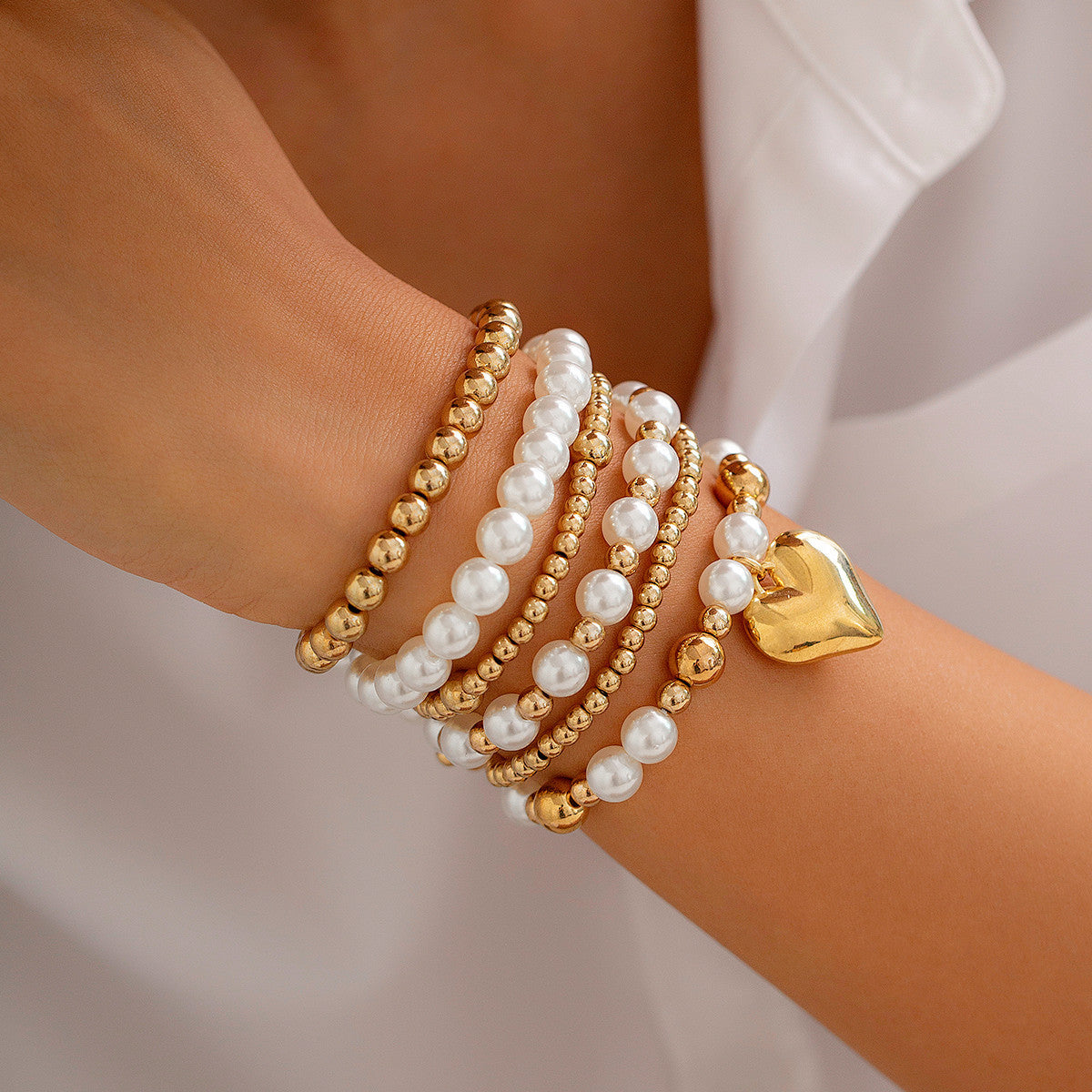 Minimally designed pearl bead bracelet